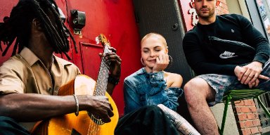 Why Do British Singers Sound American? [4 Reasons]