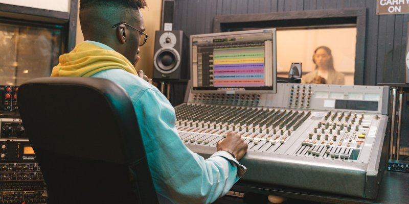 how-much-do-music-producers-make-royalties-pay-per-beat-yona