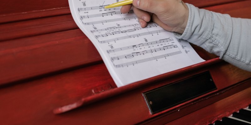 Songwriting 101: 8 Pointers For Beginners Who Are Just Starting Out 