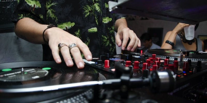 16 Ideas For How To Get DJ Gigs Consistently 