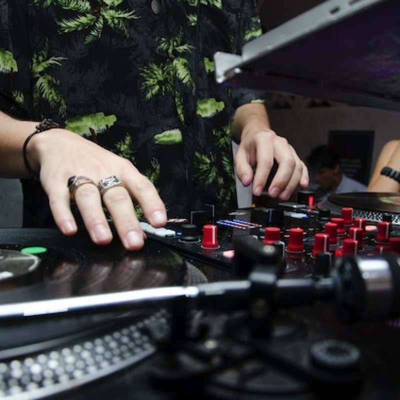 16 Ideas For How To Get DJ Gigs Consistently 