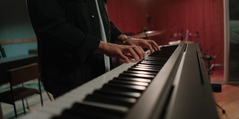 Pianos Vs. Keyboards - 13 Key Differences To Note
