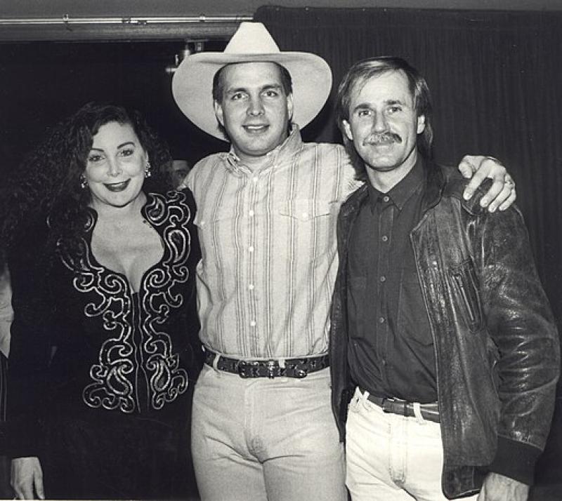 Garth_Brooks_with_Jennie_Frankel_and_John_Ford_Coley_at_the_Country_Music_Awards.jpeg