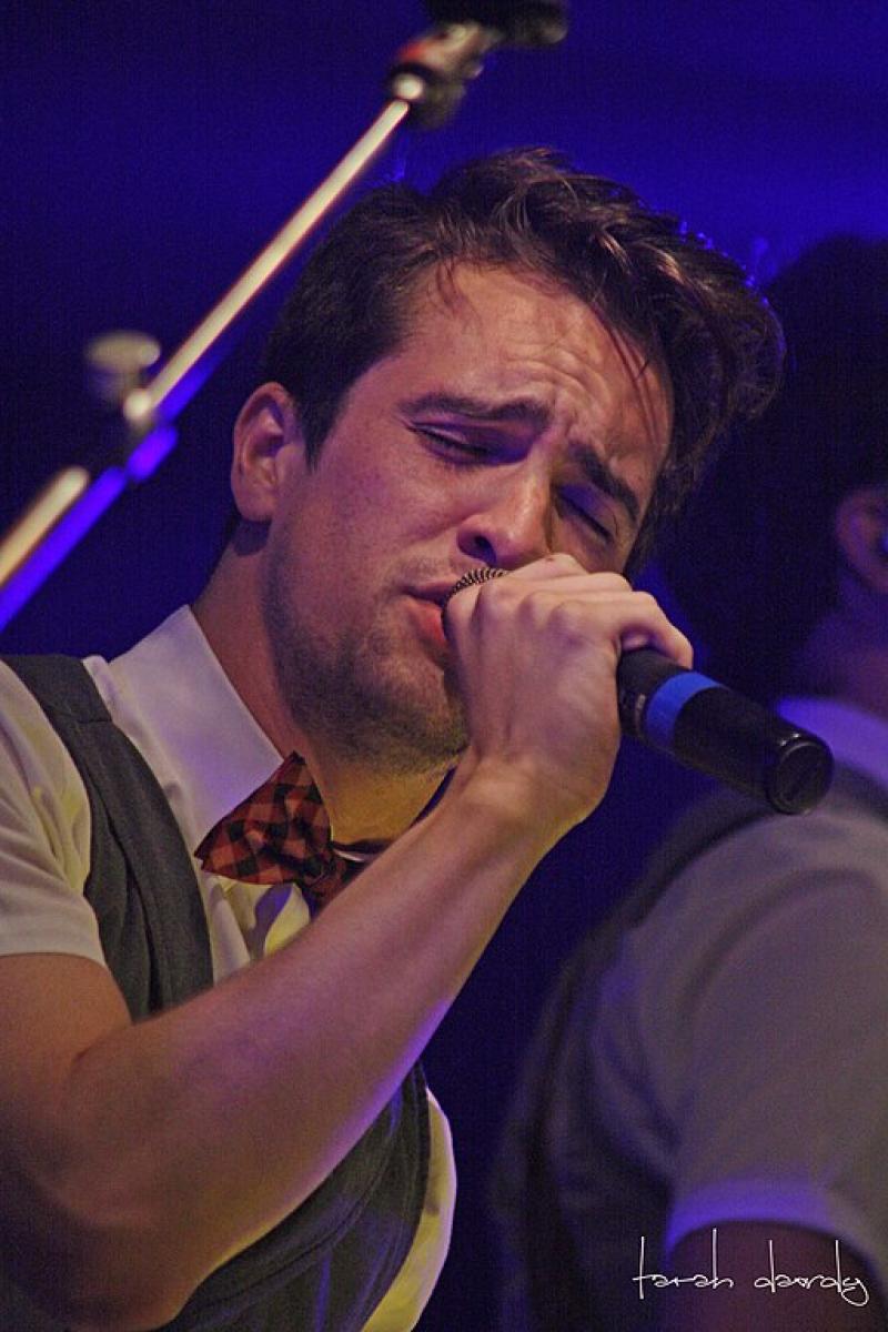 512pxBrendon_Urie_Panic_At_The_Disco_Performing_In_2011.jpeg