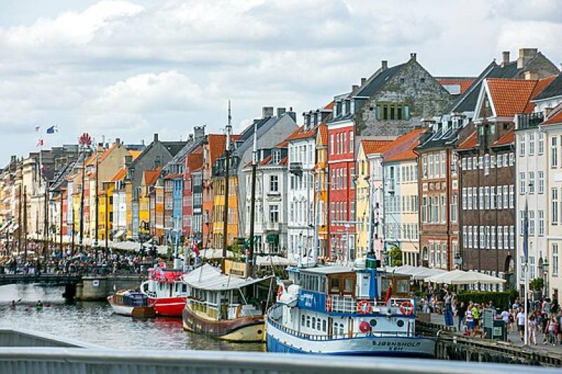 Copenhagen_waterfront_45128846821.jpeg