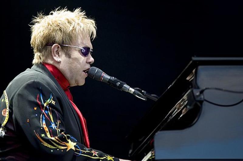Elton_John_performing_2008_3.jpeg