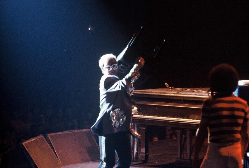 Elton_John_nel_1975.jpeg