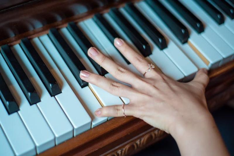 pianohand.jpg