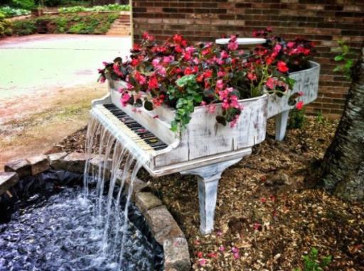 oldpianoturnedintooutdoorfountain.jpeg