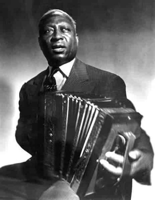 standard_compressed_Leadbelly.jpeg