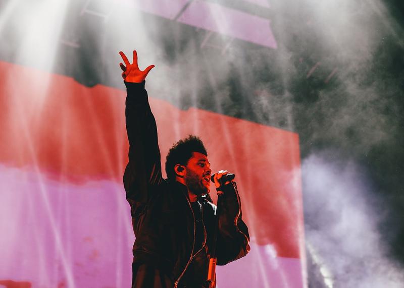 1024pxThe_Weeknd_with_hand_in_the_air_performing_live_in_Hong_Kong_in_November_2018.jpeg