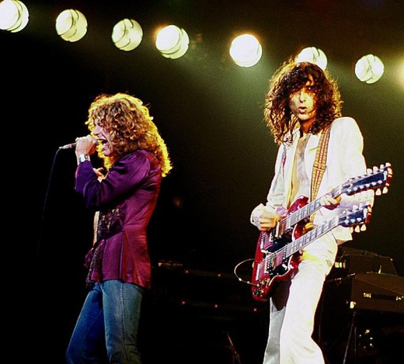 Jimmy_Page_with_Robert_Plant_2__Led_Zeppelin__1977.jpeg