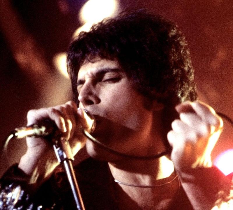 Freddie_Mercury_performing_in_New_Haven,_CT,_November_1977_cropped.jpeg